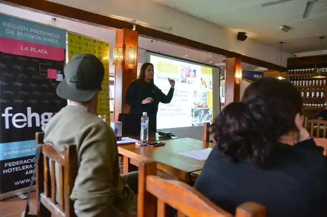 La Municipalidad de Chascomús y la FEHGRA se unen para capacitar a mozos y camareras y potenciar la calidad turística local
