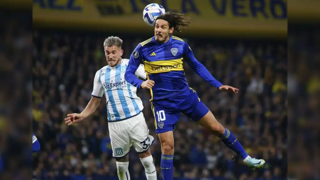 Edinson Cavani en una escena del partido que juegan Boca y Racing por la Copa Libertadores
