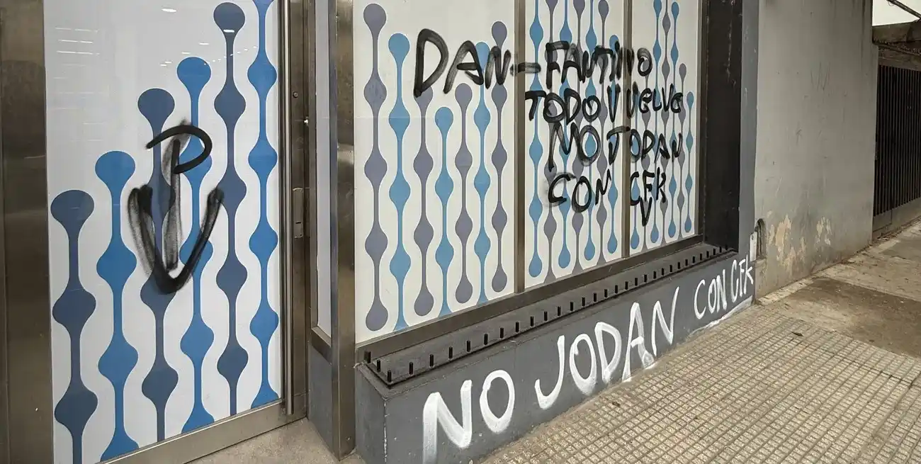 Pintaron otro medio de comunicación con consignas a favor de Cristina Kirchner