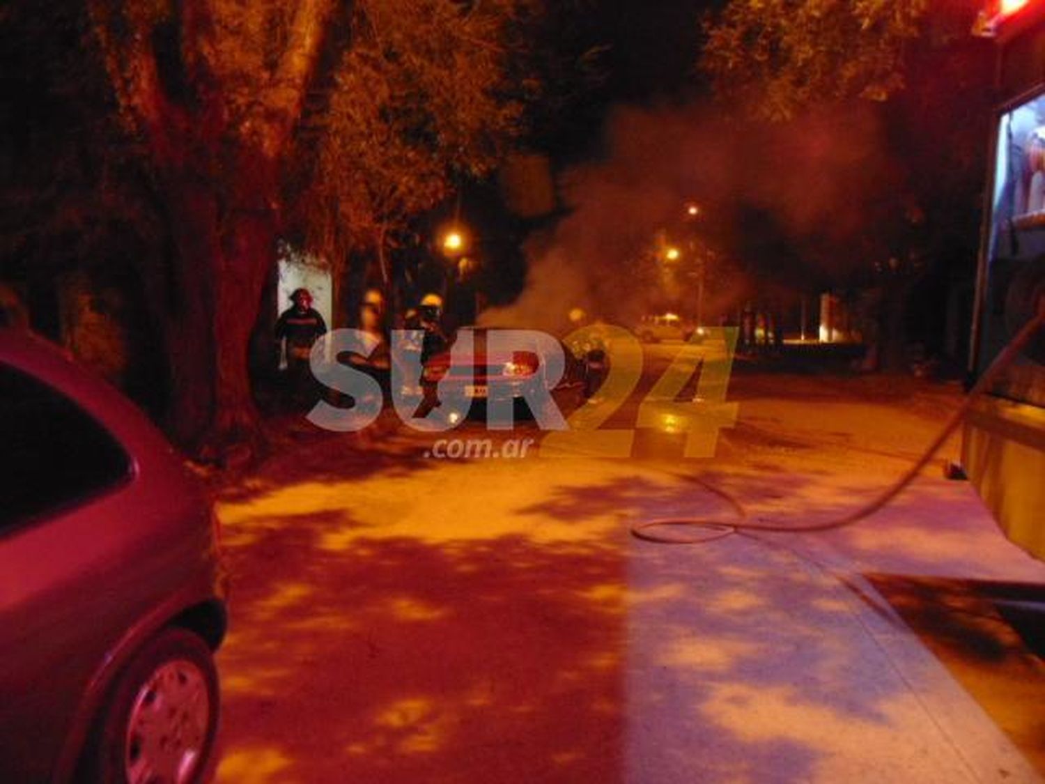 Venado Tuerto: pérdidas prácticamente totales en un auto incendiado