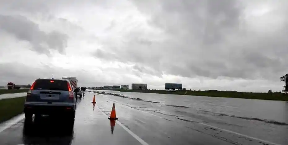 Cortan rutas del sur de Santa Fe por las inundaciones
