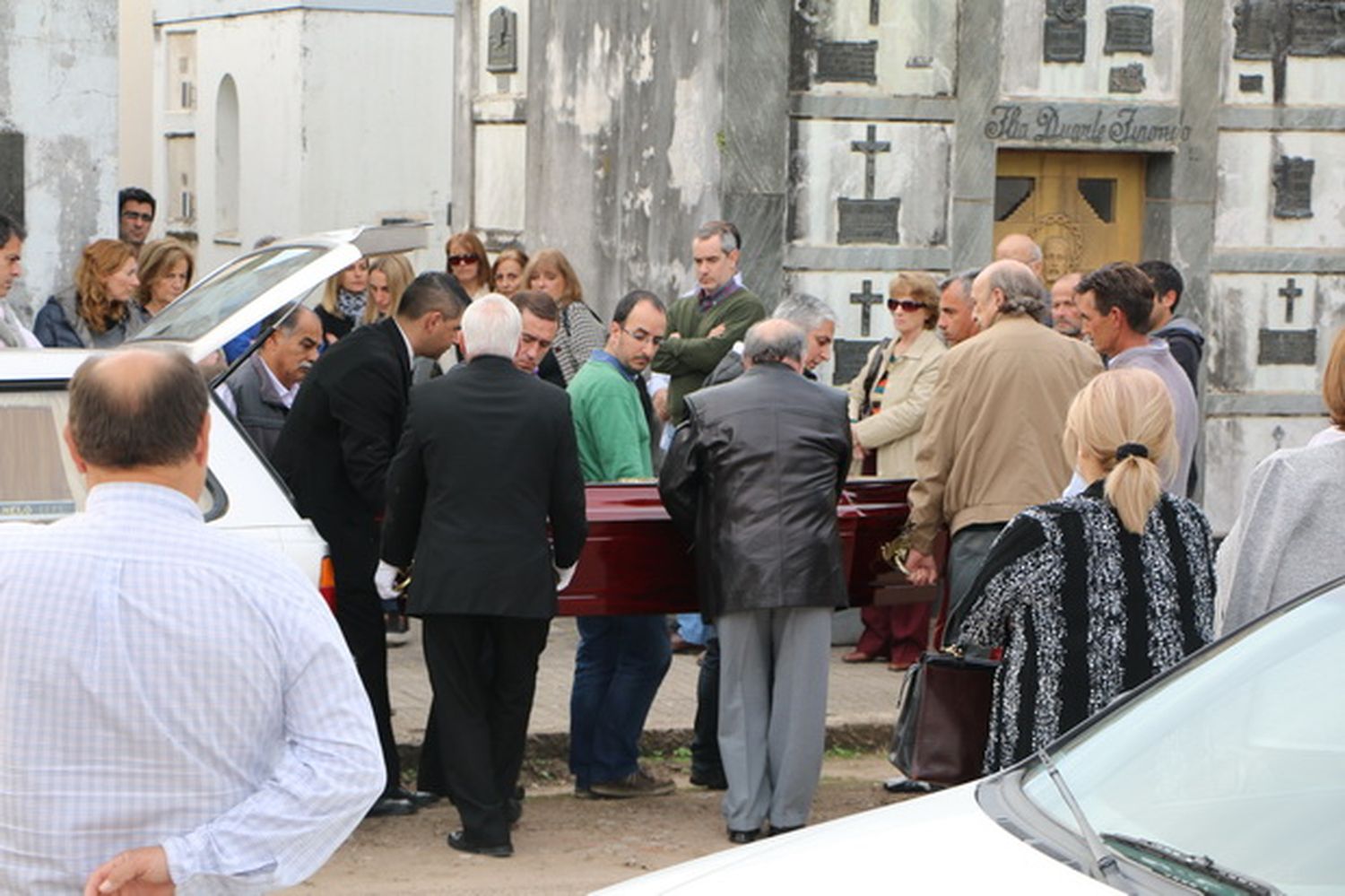 Despidieron los restos del periodista Luis Panelo