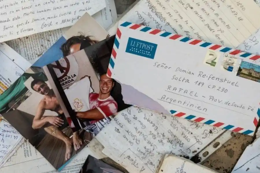 Una carta entre fotos y papeles revueltos tras el saqueo a la casa de Damián Reifenstuel en Pérez.