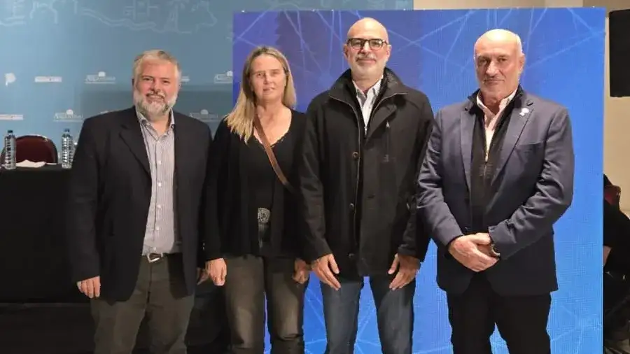 Diego Dalponte (Vinculación Unicen), María Gutiérrez (Secat Unicen), Federico Agüero (Cicpba) y el rector de la Unicen, Marcelo Aba.