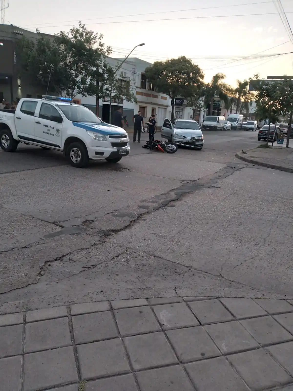 Choque entre un auto y una moto: hospitalizaron al motociclista