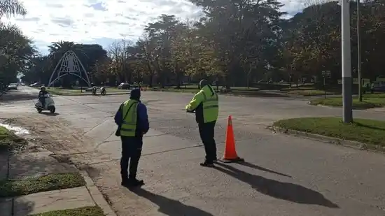 Video: Inspectores municipales y jóvenes a las patadas y trompadas en una plaza de General Belgrano