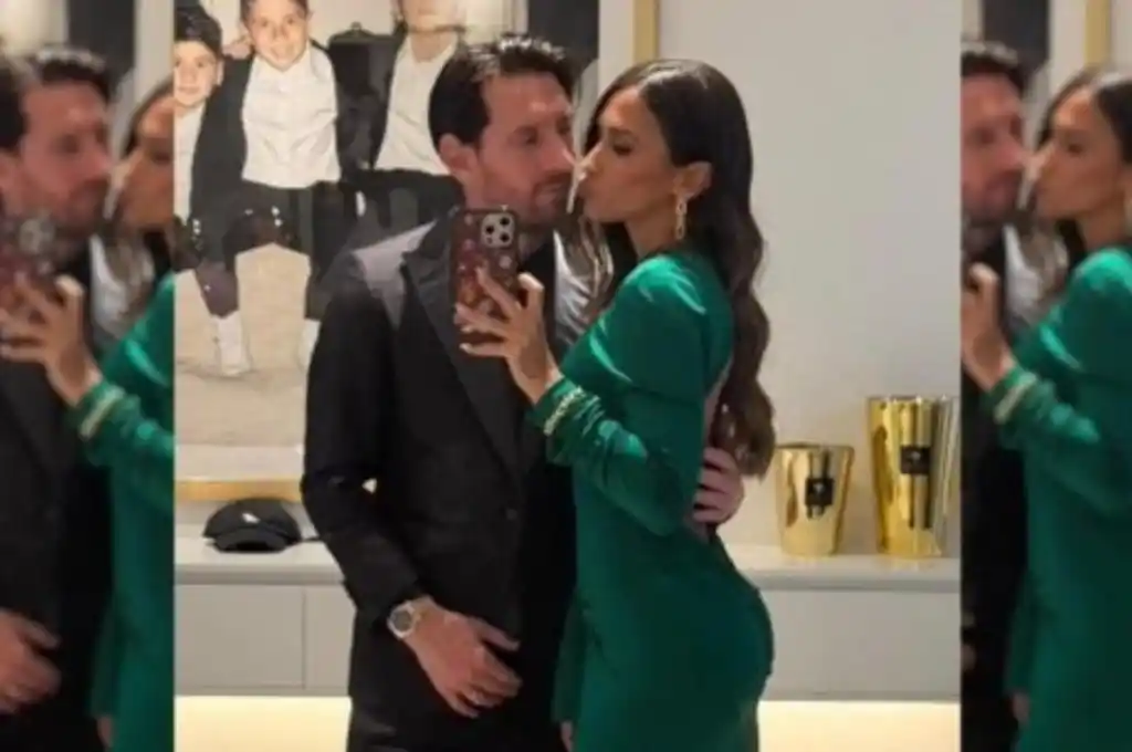 El 10 y su romántica  foto con su esposa. 