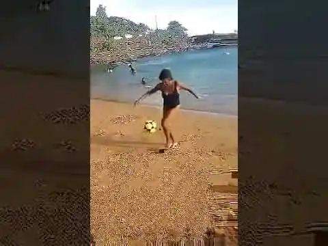 Puro talento: la abuela que deslumbra haciendo jueguitos en la playa
