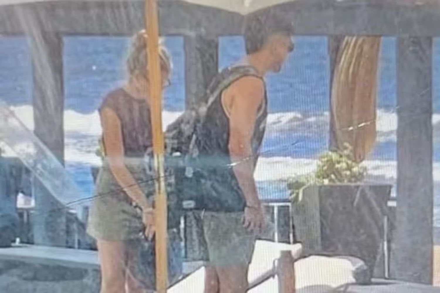 La foto en que se los ve juntos a Morena Beltrán y Lucas Blondel.