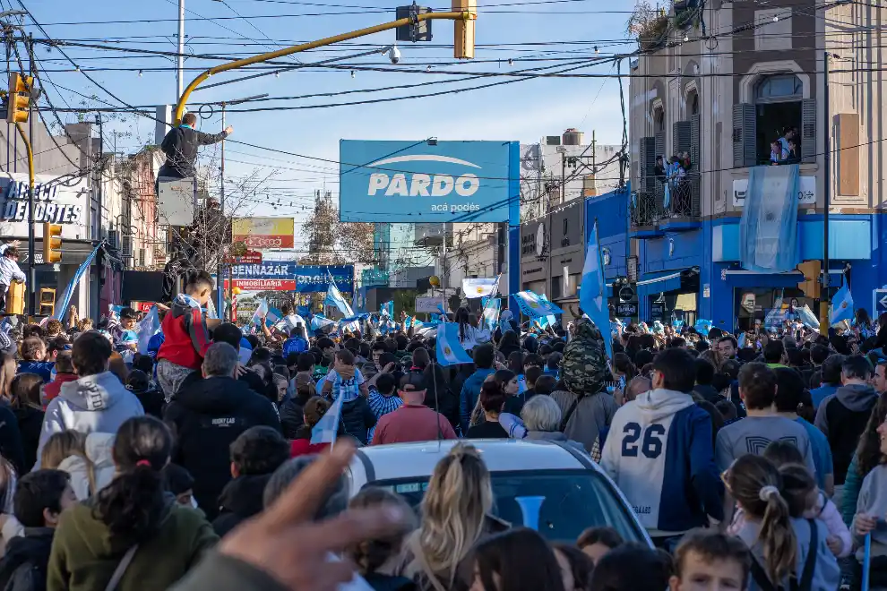 Los comercios céntricos trabajan en horario corrido este miércoles por el partido de la Selección Argentina