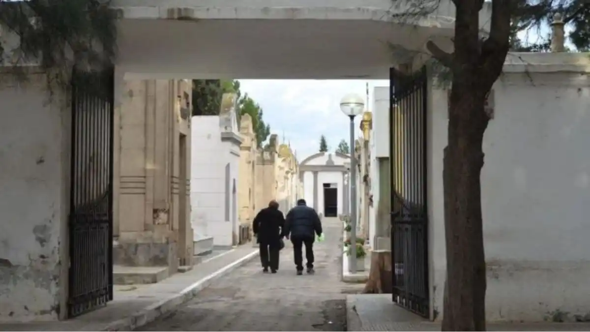Horror en el cementerio: sacaron un cadáver del nicho y lo sentaron sobre un banco