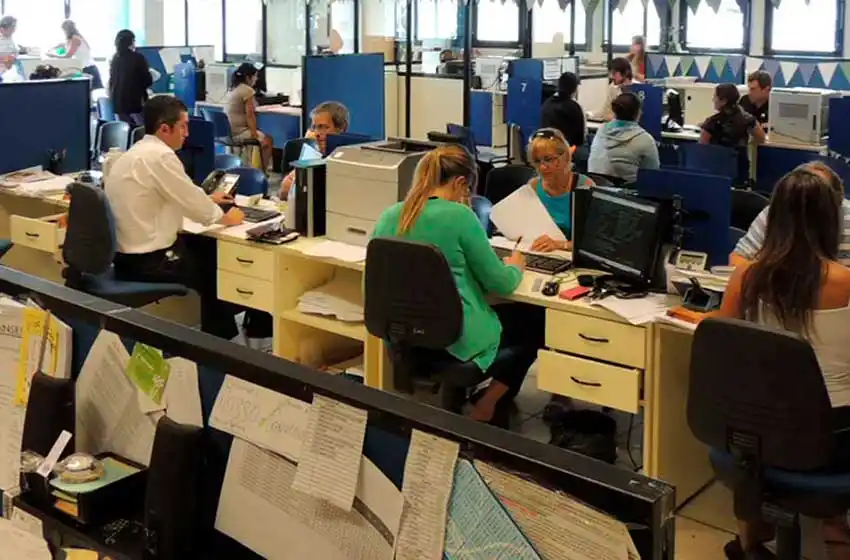 La medida establece que los empleados de la administración pública provincial no deberán cumplir funciones esos días, excepto en áreas consideradas esenciales.