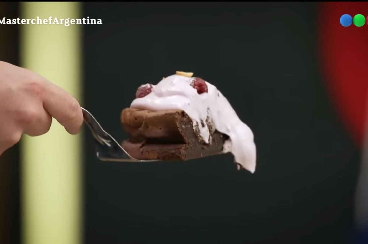 Es como comer “espuma de afeitar”, dijo Damián Betular tras probar una torta en Masterchef