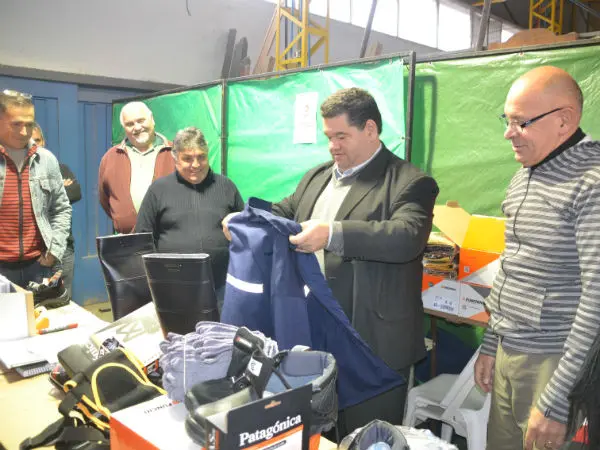 Nedela entregó ropa de trabajo al personal del Corralón en Berisso