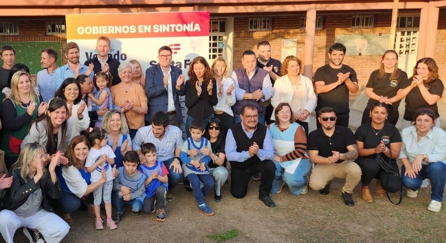 El ministro Goity junto a autoridades locales, directivos y docentes. Foto: GSF