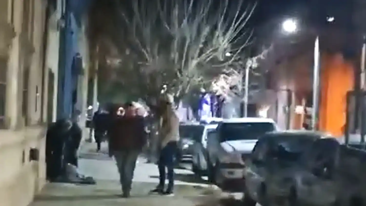 El joven agredido permanece sobre la vereda en Belgrano al 700. (Imagen de video)