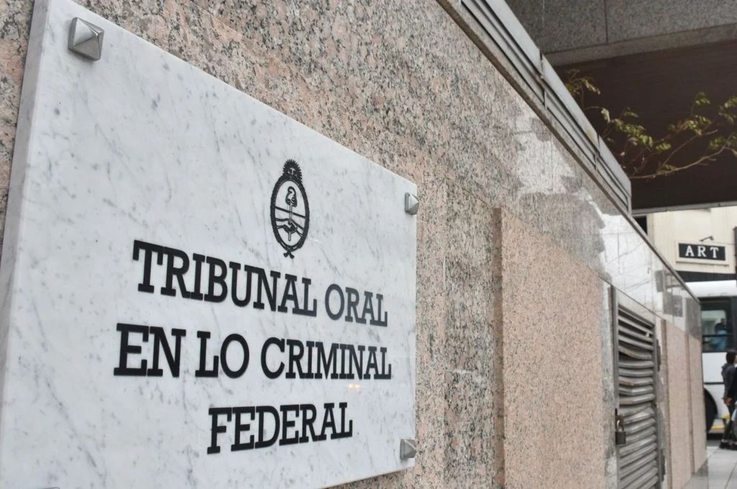 También se inscribió en los concursos el fiscal rosarino Adrián Spelta quien había sido suspendido en 2021 para investigar su conducta, pero no fue destituido en el cargo.