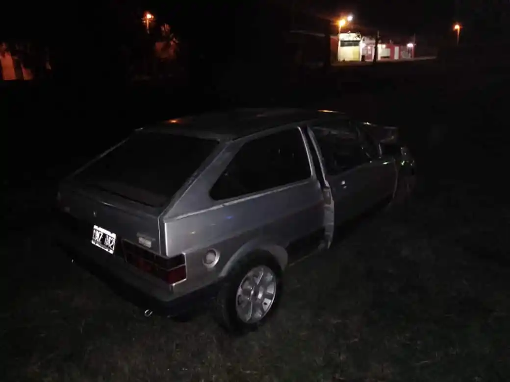 Conductor perdió el control de su auto y chocó contra un árbol