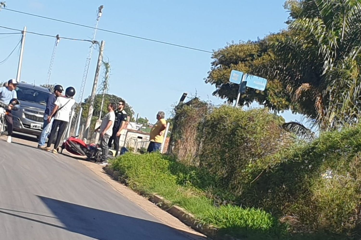 Tremendo choque entre una moto y un auto: un cadete fue hospitalizado de urgencia