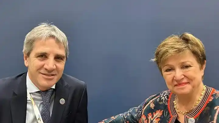 El ministro de Economía, Luis Caputo, y a titular del FMI, Kristalina Georgieva