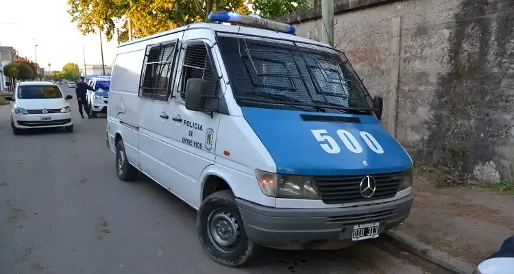 Salieron del boliche y se tomaron a trompadas con la Policía