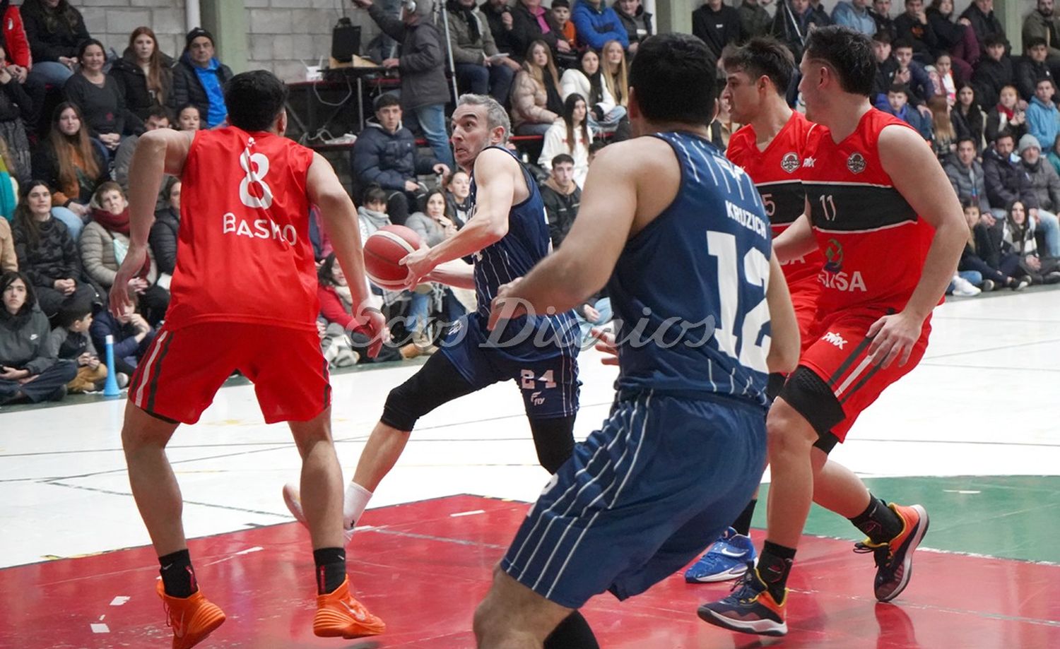 Apreda con pelota dominada. Ataca el aro rival en el tercer juego de la final
