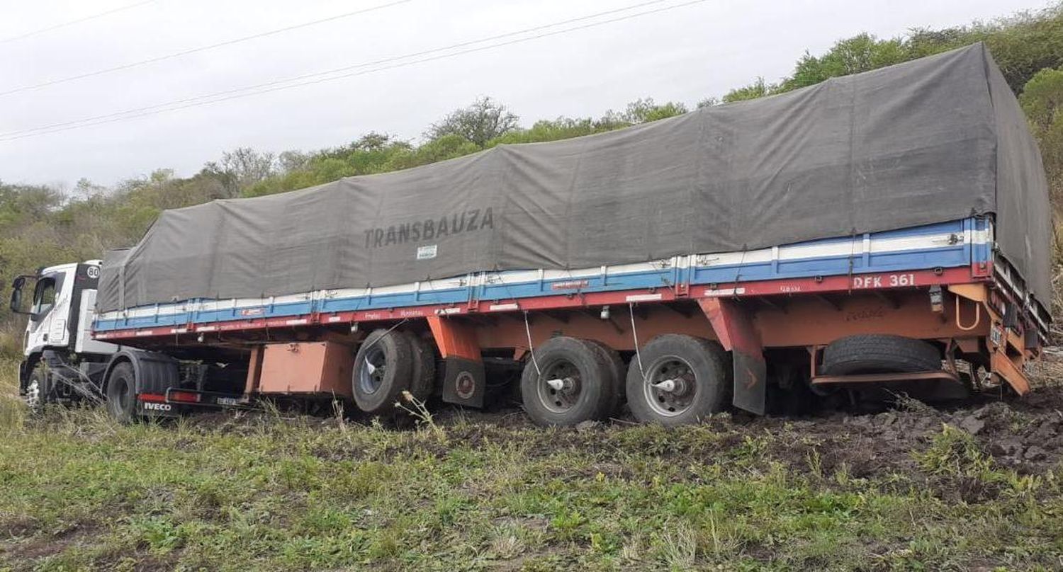 Un Camión Cargado Con Cajas De Vino, Despistó Transitando Ruta 127 En Federal