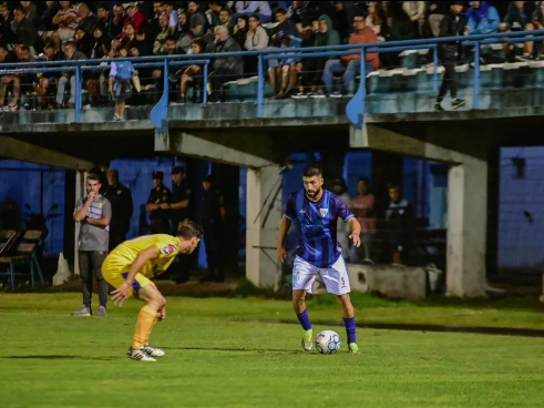 Corbalán proyectándose en ataque en el partido revancha contra San Jorge.