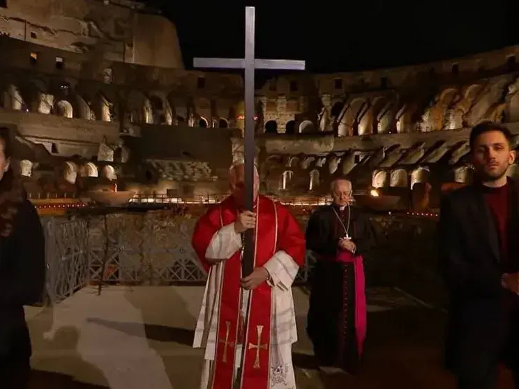 Se realiza el Vía Crucis en el Coliseo de Roma: el Papa llevará la cruz durante las 14 estaciones