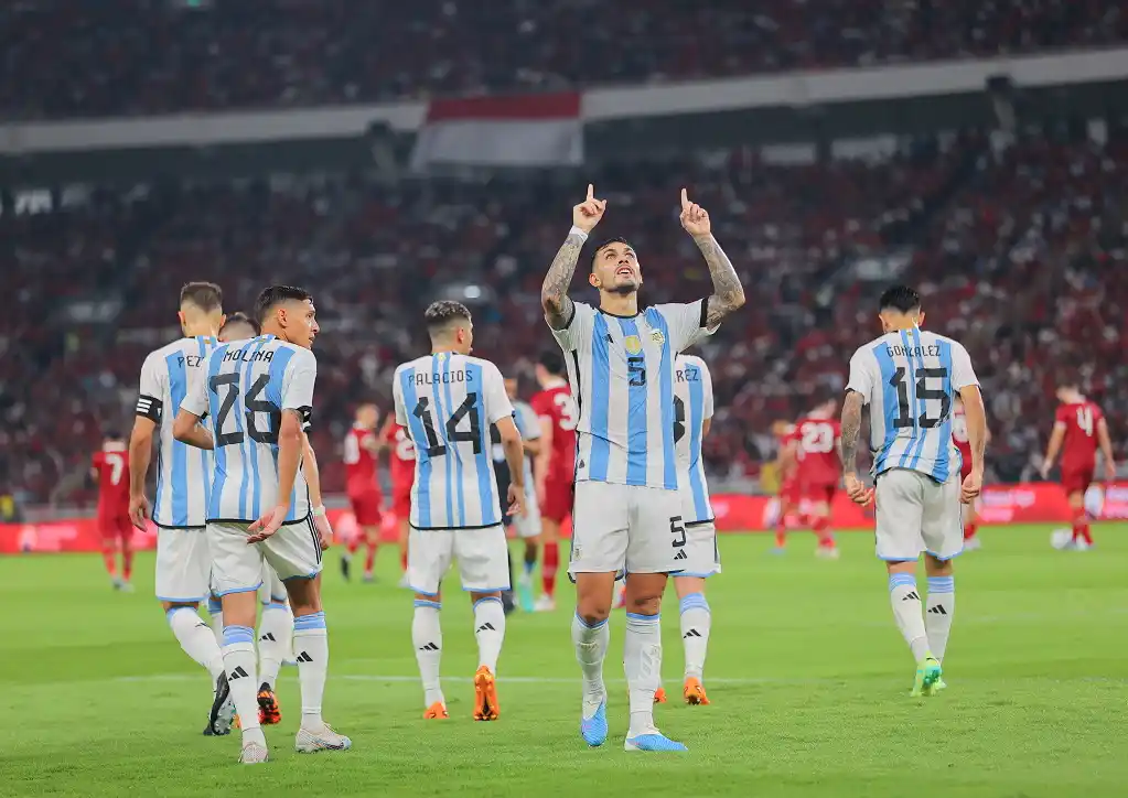 Tras su golazo, el festejo de Paredes.