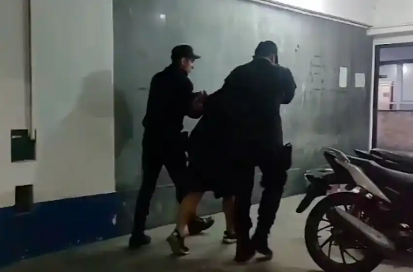 Forzó la puerta de un auto estacionado y fue atrapado