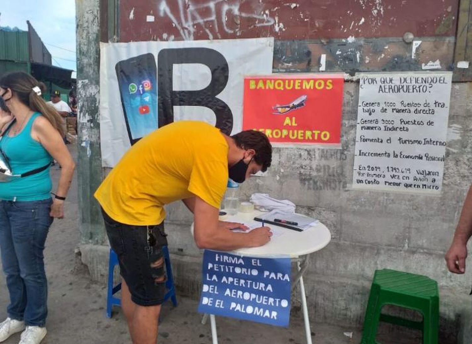 Llevan la campaña para juntar firmas por el Aeropuerto de El Palomar a la provincia de Buenos Aires