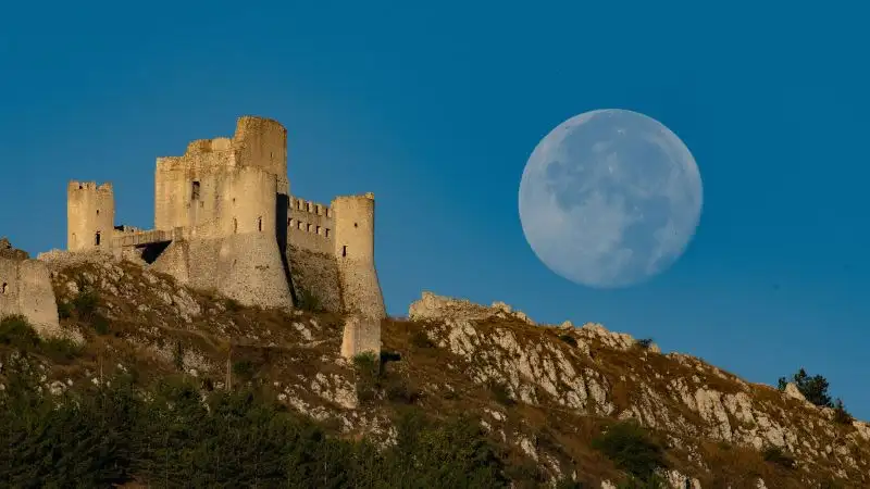 El ciclo lunar tiene una duración de 29,5 días, lo que genera un desfase con respecto a los meses del calendario.