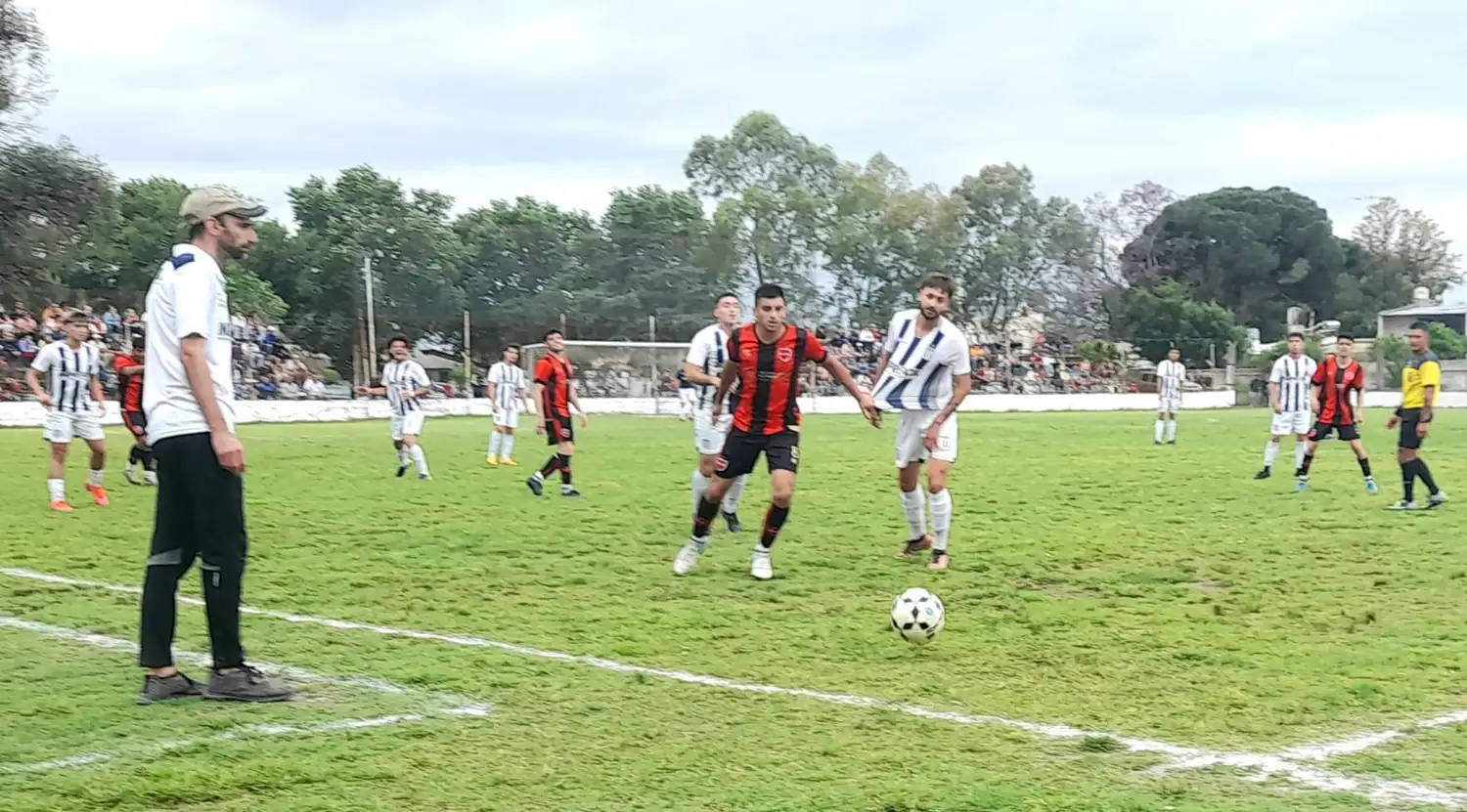 El rojinegro puso mucha actitud para quedarse con el clásico. El panorama ahora para Sportiva se complicó un poco aunque el equipo de Leandro Denoni sigue dependiendo de si mismo...solamente tendrá que ganarle a Libertad para dar la vuelta olímpico.