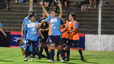 Elía, Chidichimo y Coldeira; en el festejo por el gol del delantero de Independiente y la clasificación a la final de la Copa País.