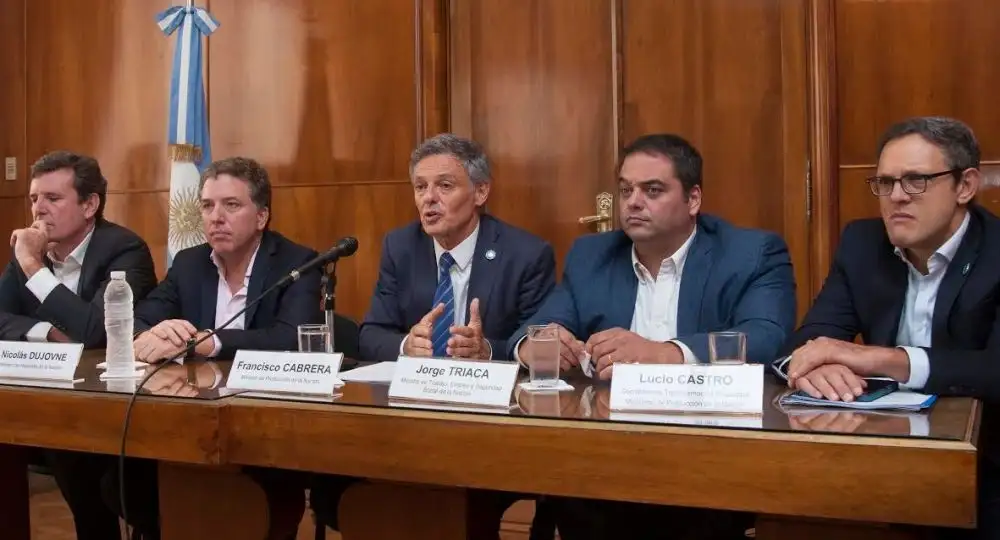 Blanqueo laboral y los impuestos de los autos, en la mesa chica