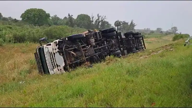 Volcó un camión sobre la Autovía Artigas