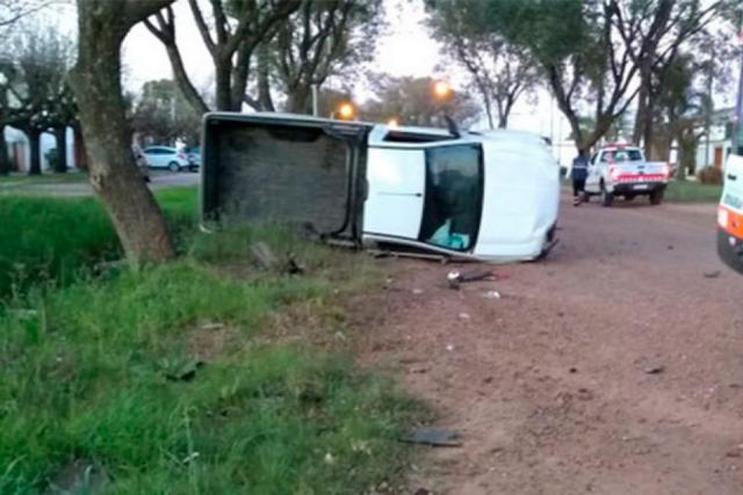 Un hombre resultó herido en un impresionante choque y vuelco en Urdinarrain
