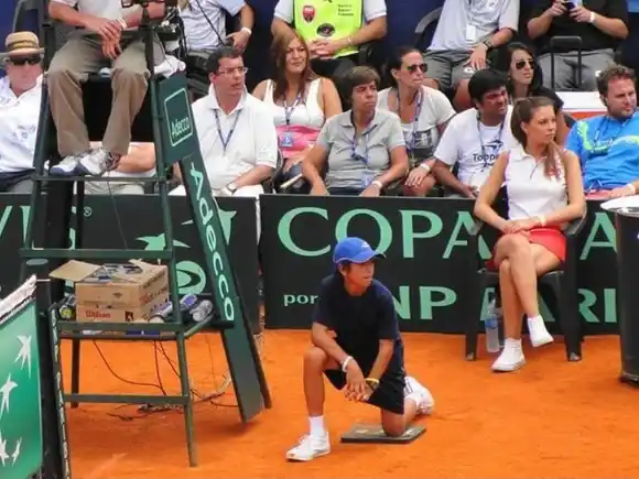 La foto viral: Francisco Comesaña de ballboy en Mar del Plata a integrante del equipo de Copa Davis