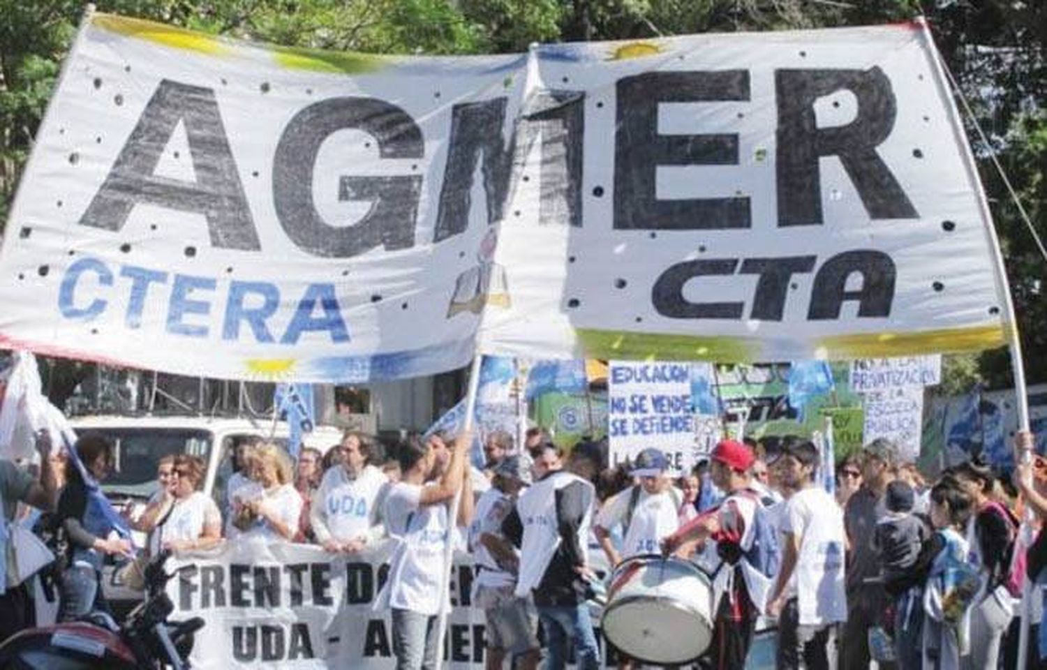 El gobierno ofrecería a docentes un aumento fijo trimestral