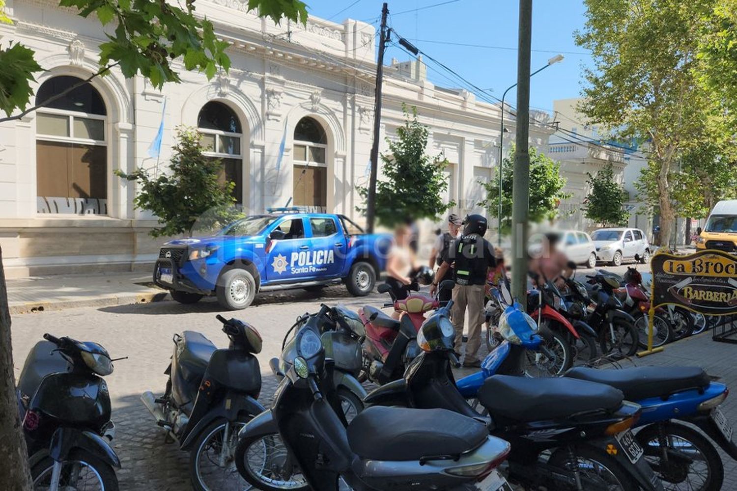 Robó varias cosas de una motocicleta estacionada frente a un comercio y fue atrapado 