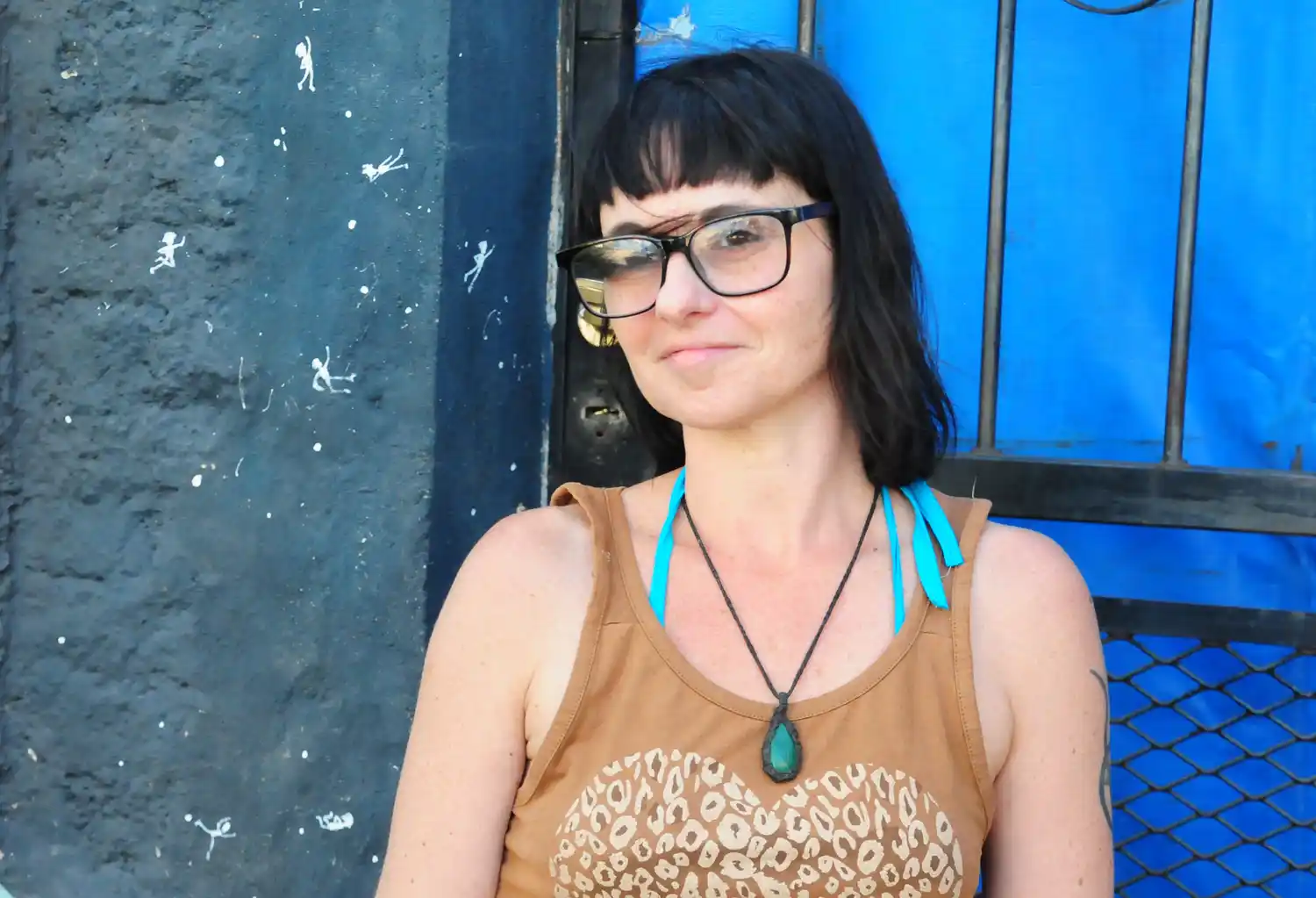 La rescatista Erika Esteban consiguió finalmente un lugar para vivir con sus perros