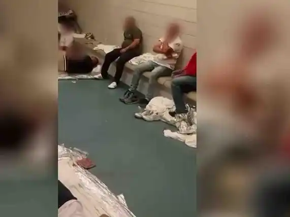 MIGRANTES detenidos en "Alcatraz de los Caimanes" denuncian abusos mientras padecen un limbo legal