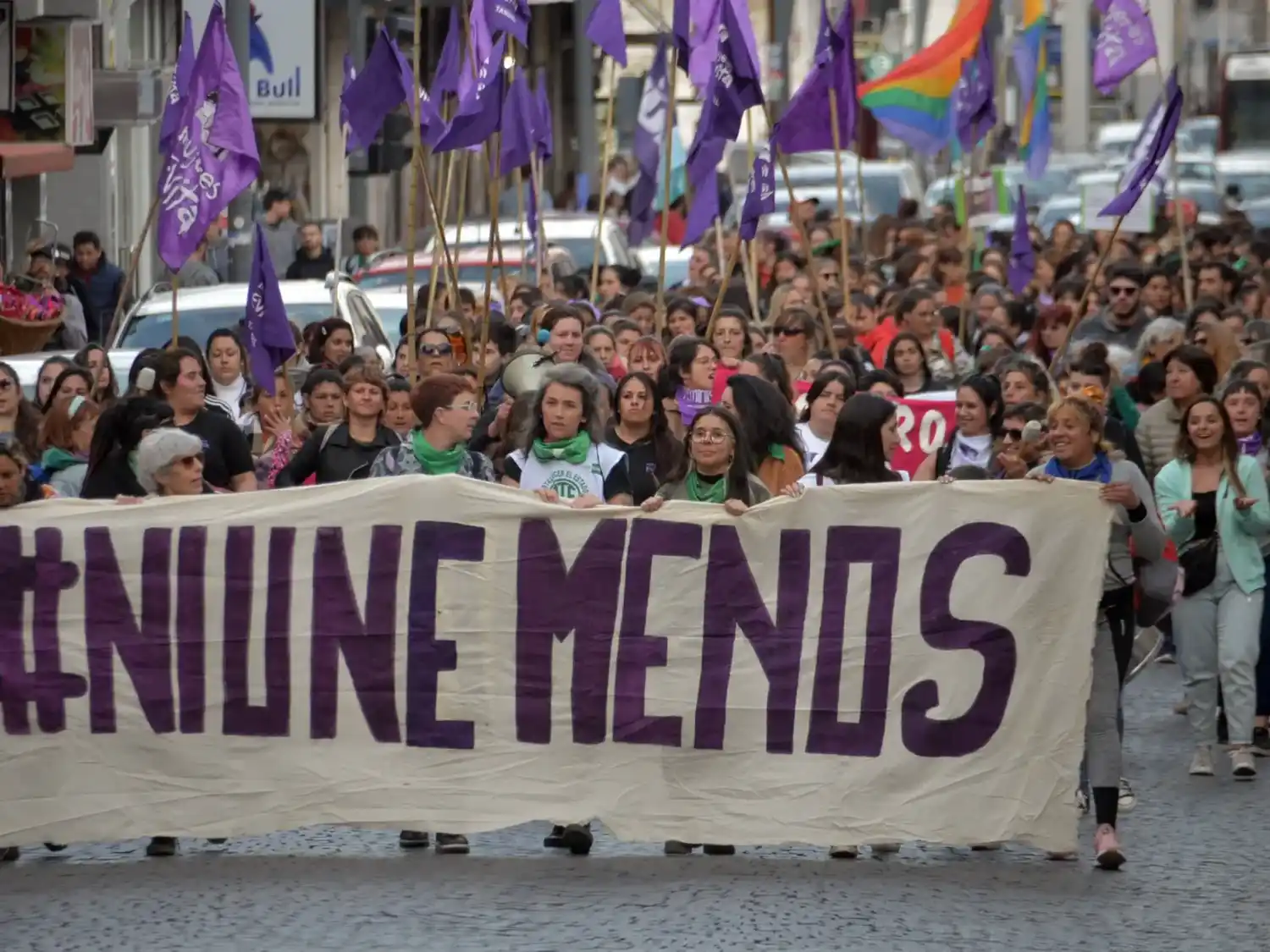 Representantes de los espacios que integran la Mesa, en una de las marchas #niunamenos