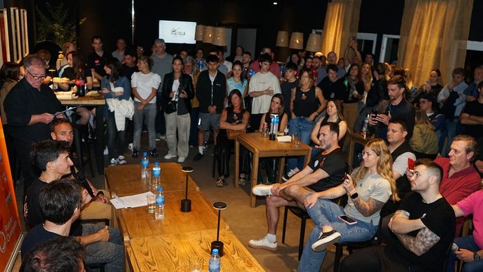 Buen número de personas, durante la presentación del torneo nacional de squash