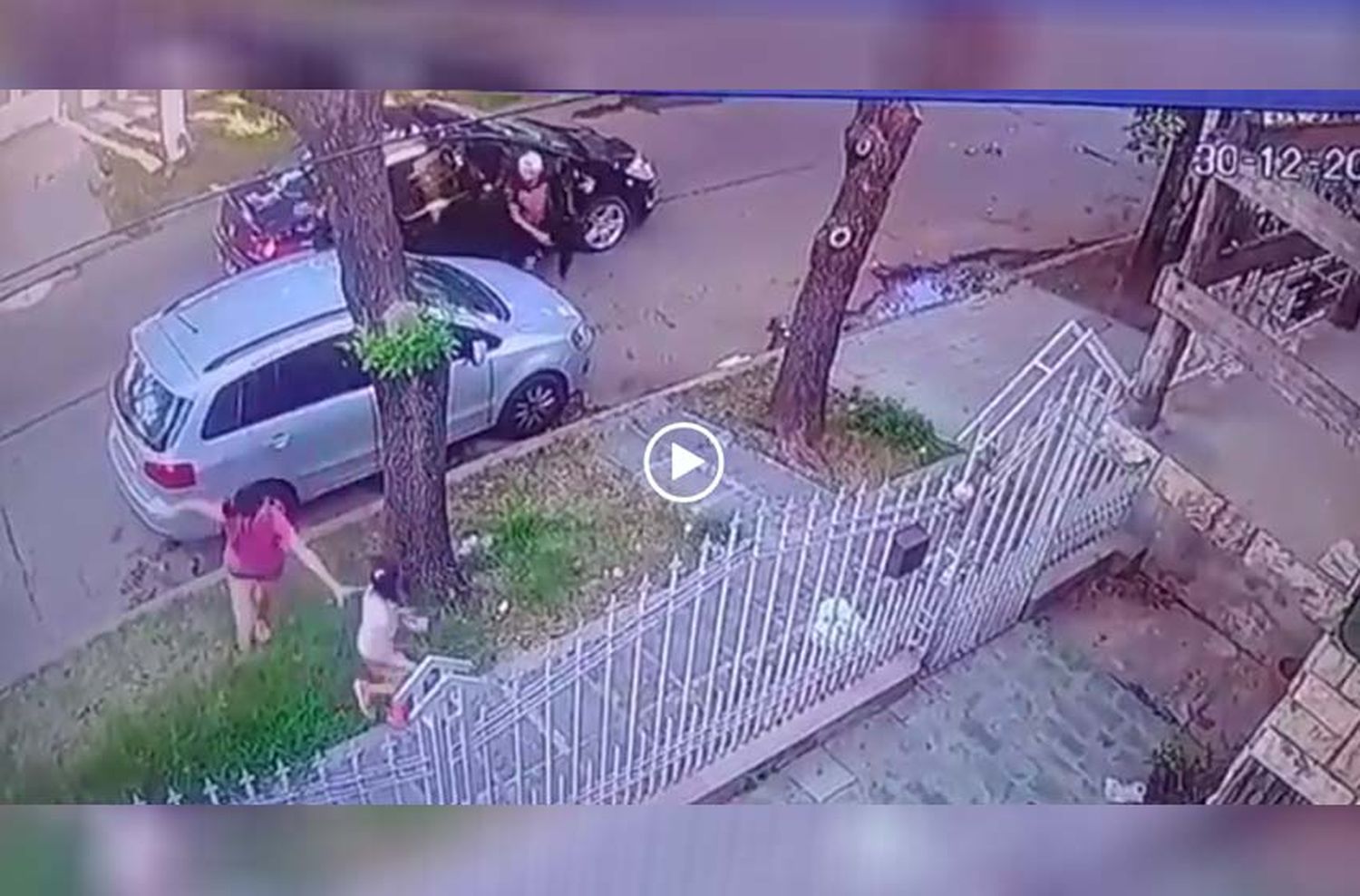 Video: así le robaron el auto a una mujer que estaba con su hija