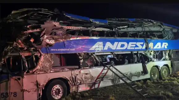 Choque fatal entre un camión y un micro de larga distancia en Santa Cruz: 4 muertos y 20 heridos