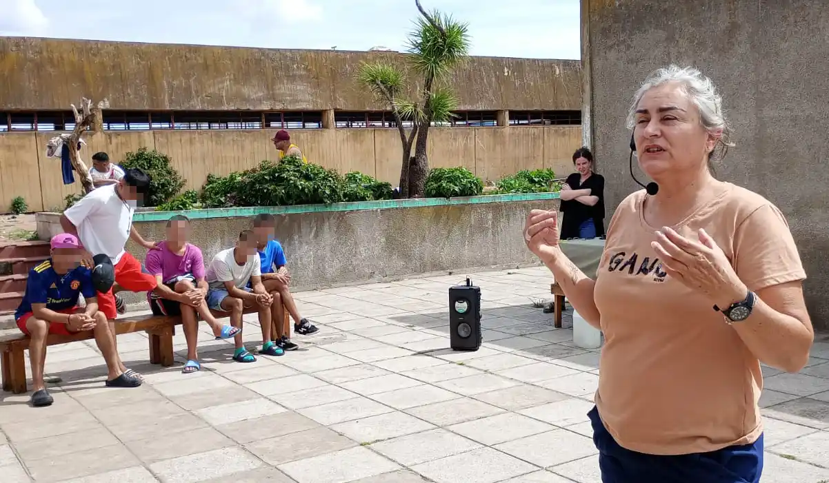 Aída Lhez. Guiando una meditación en el patio con internos del pabellón Nº 12