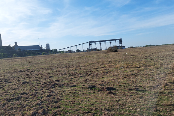 Denuncia penal contra una vecina que quiere impedir la instalación de una arenera en terrenos de la costa