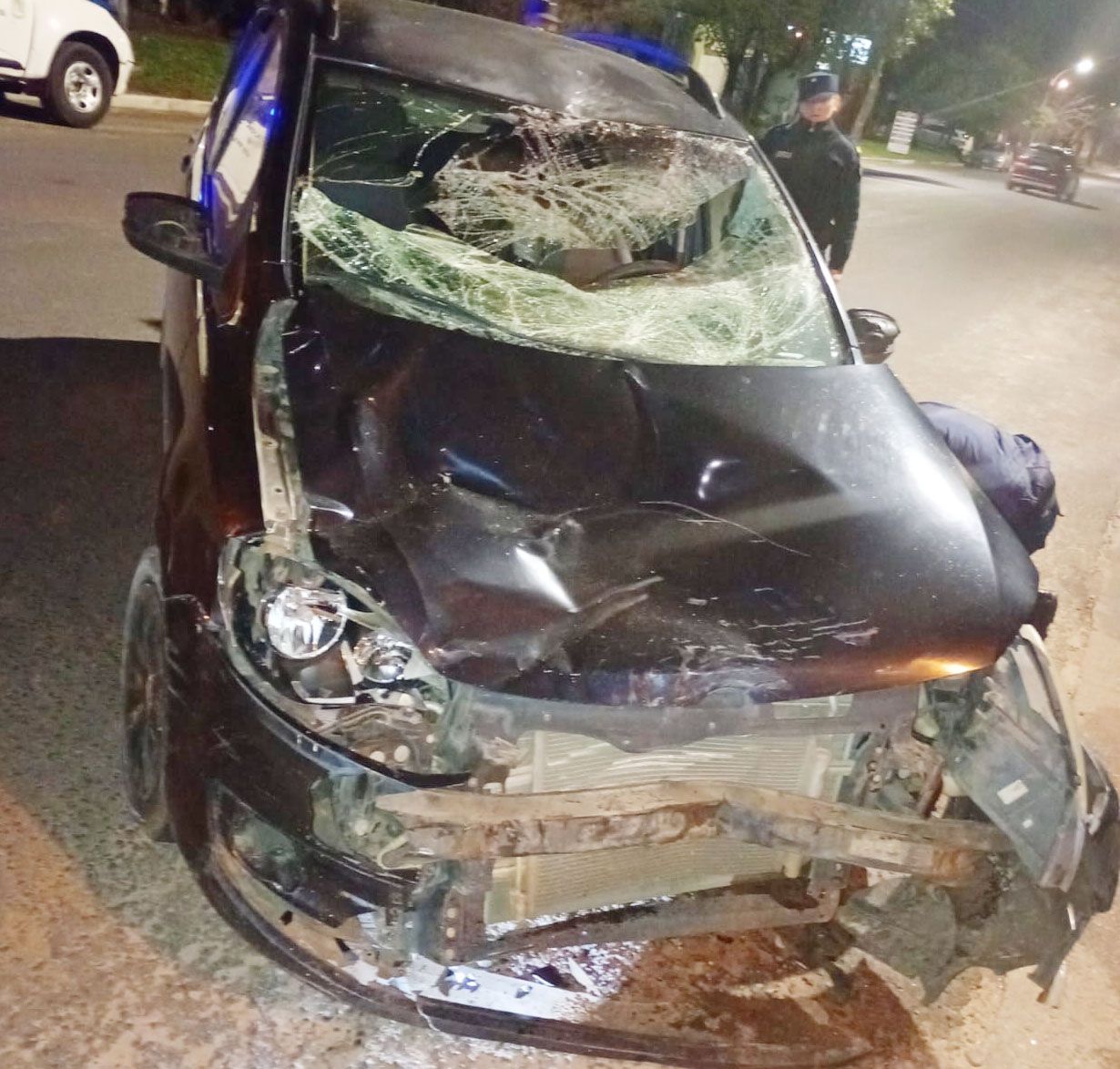 Un auto y una moto chocaron dejando tres heridos, entre ellos un niño